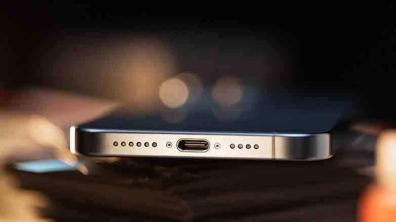 USB-C bağlantı noktasının görünümüyle iPhone 15 Pro Max'in alttan görünümü