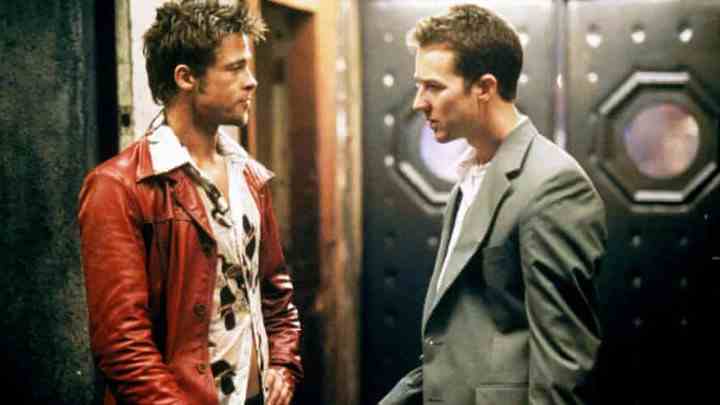 Brad Pitt ve Edward Norton Dövüş Kulübü'nde bir kapının önünde duruyorlar.