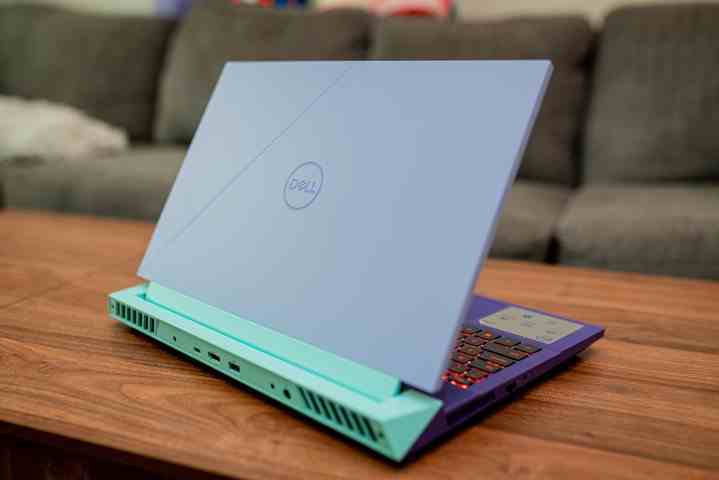 Dell G15 (2023) sehpanın üzerinde oturuyor.