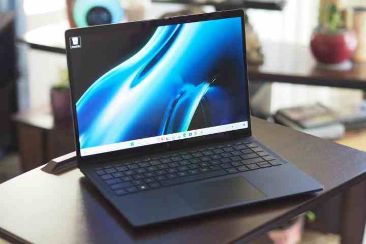 HP Dragonfly Pro'nun ekranı ve klavye birimini gösteren önden açılı görünümü.