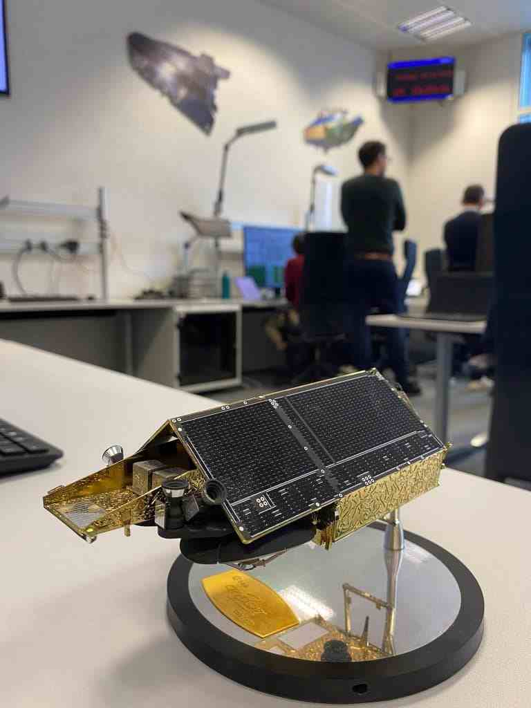 Kontrol Odası İçinde CryoSat Ölçekli Model