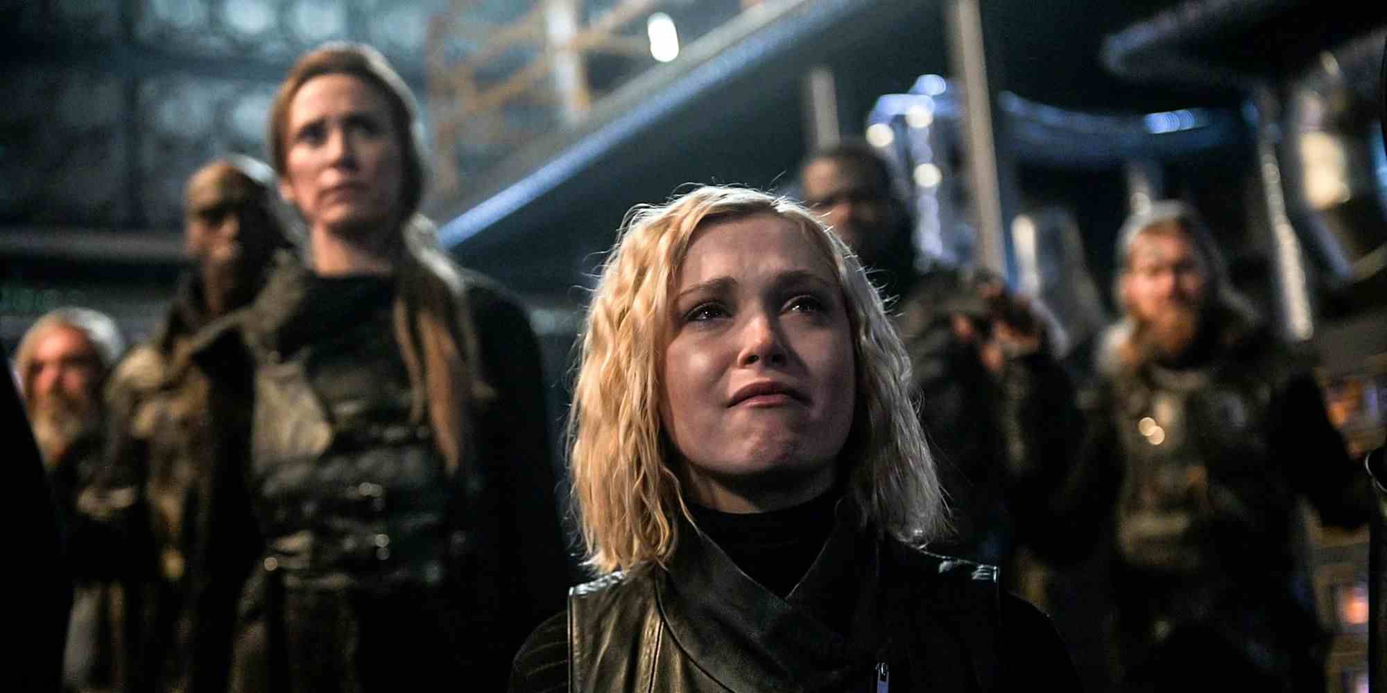 Clarke ve arkadaşları The 100'deki bir depoda üzgün görünüyorlar