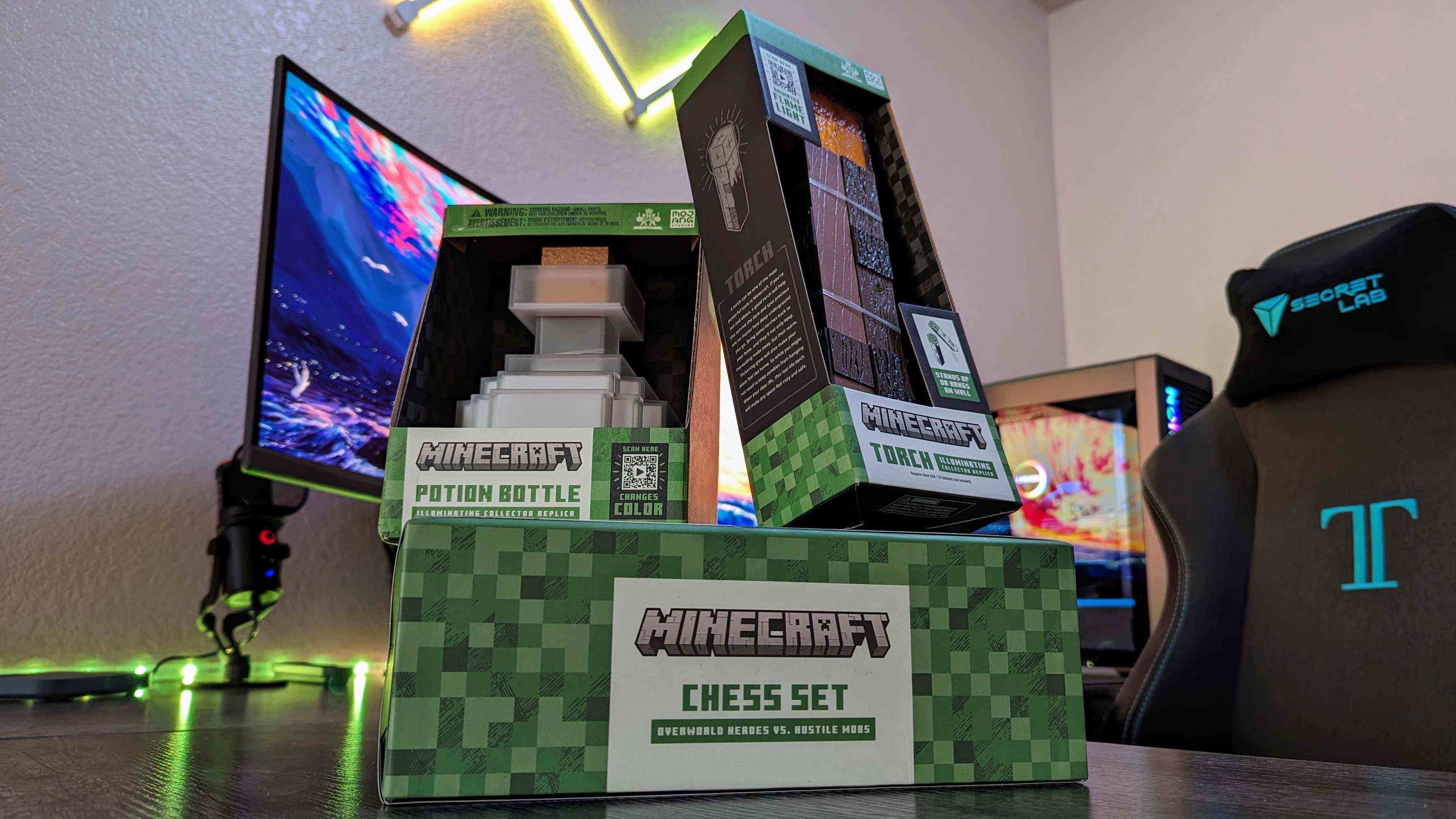 Minecraft x The Noble Collection koleksiyon parçalarının görüntüsü.