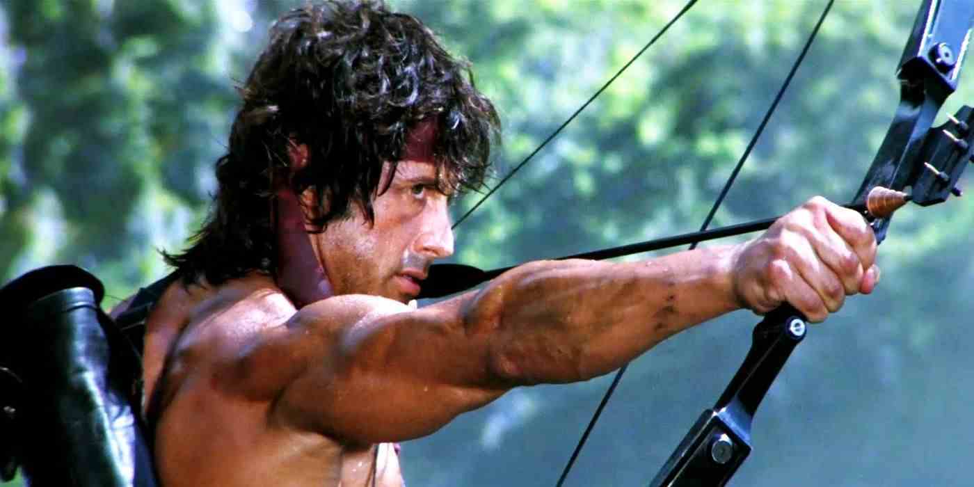 Rambo, oklarını Rambo First Blood'a doğrultmuş halde