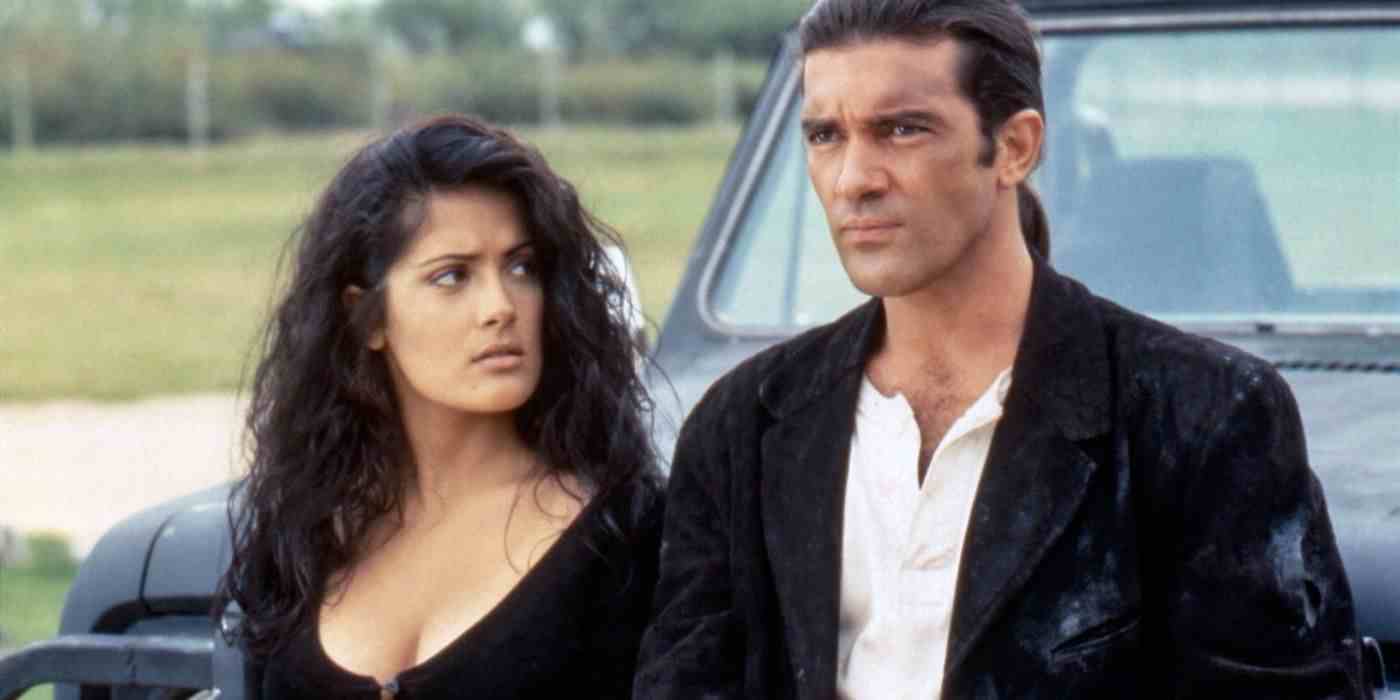 Salma Hayek ve Antonio Banderas Desperado'da bir cipin önünde duruyor.