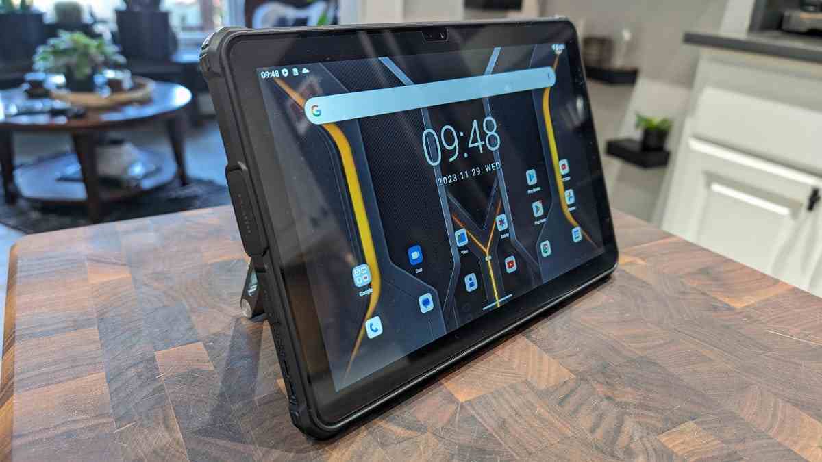 Oukitel RT7 Titan tablet.