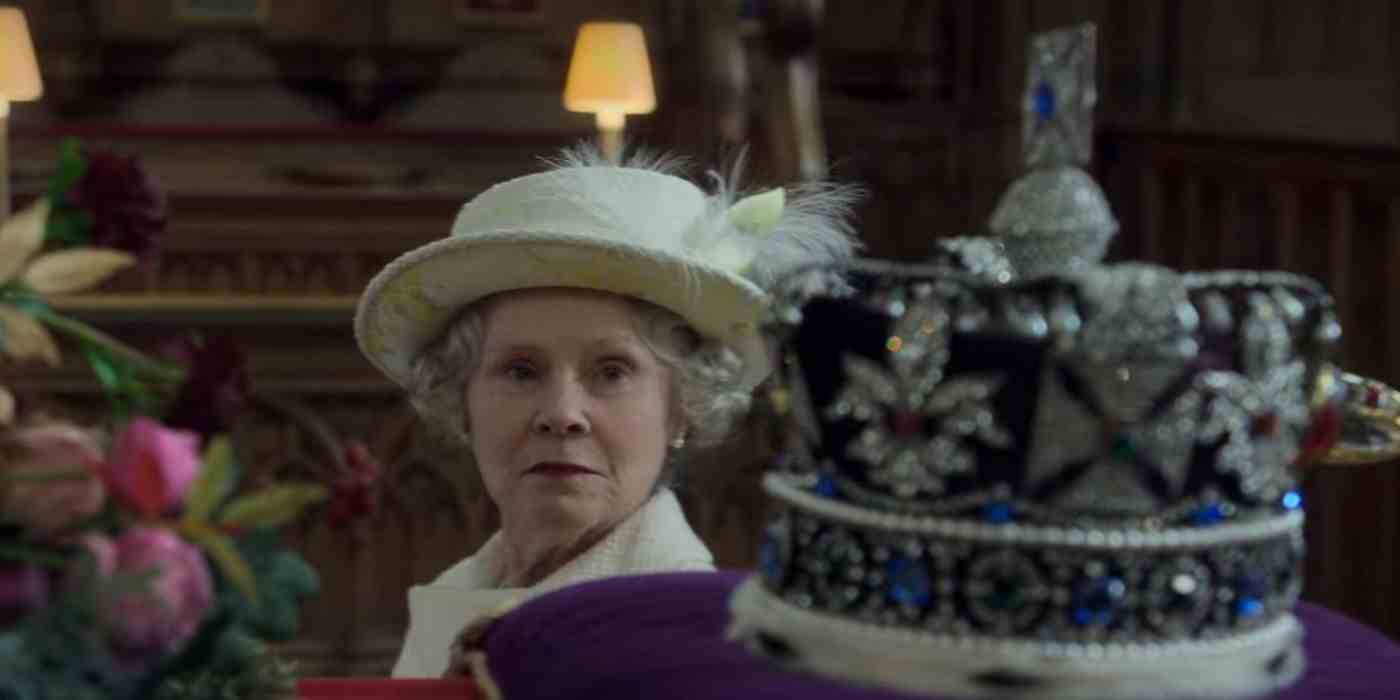 The Crown finalinde Kraliçe Elizabeth tabutunun üzerindeki taca bakarken Imelda Staunton