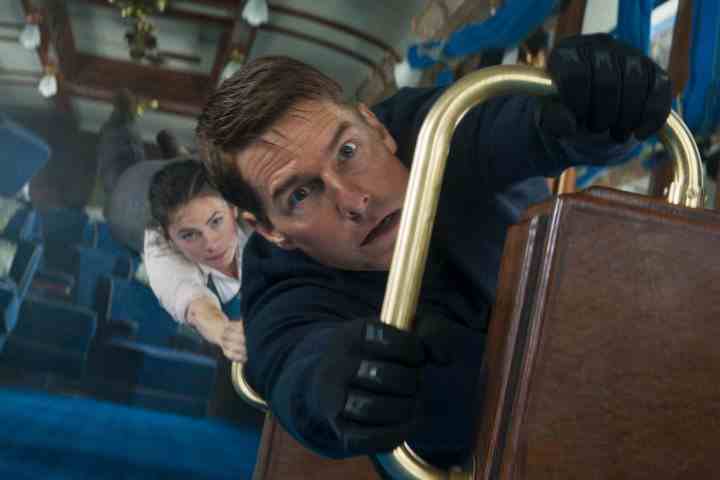 Hayley Atwell ve Tom Cruise, Mission: Impossible - Dead Reckoning Part One'da bir tren vagonunda tehlikeli bir şekilde asılı kalıyor.