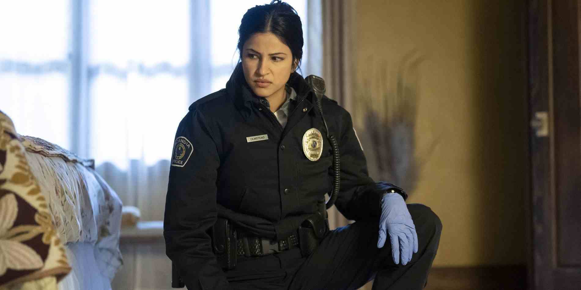 Richa Moorjani Fargo'da polis üniformasıyla