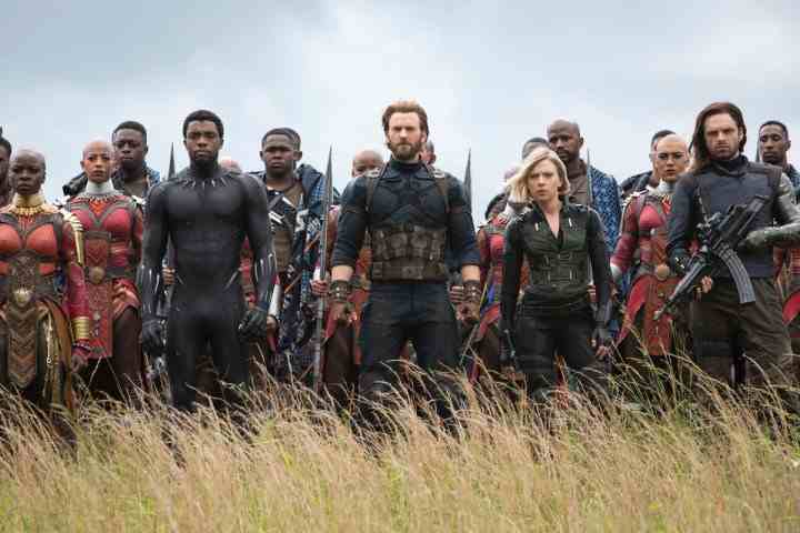 T'Challa, Kaptan Amerika ve Black Widow, Wakanda ordusunun önünde duruyor "Yenilmezler: Sonsuzluk Savaşı."