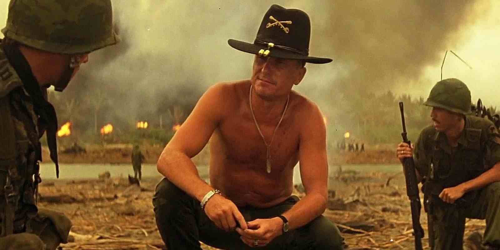 Robert Duvall Apocalypse Now'da bir savaş alanında