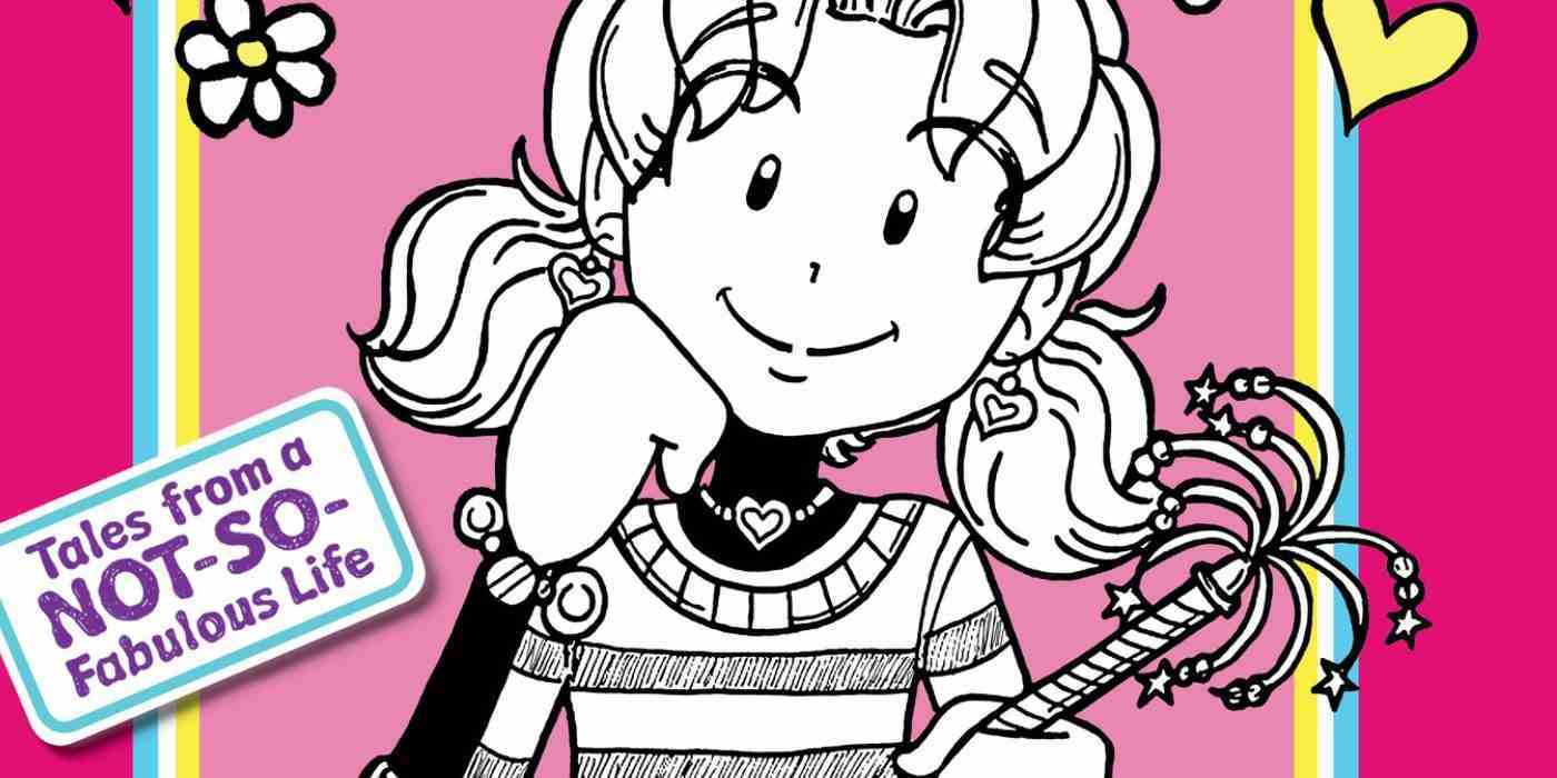 Dork Diaries'den Nikki oturuyor ve gülümsüyor. 