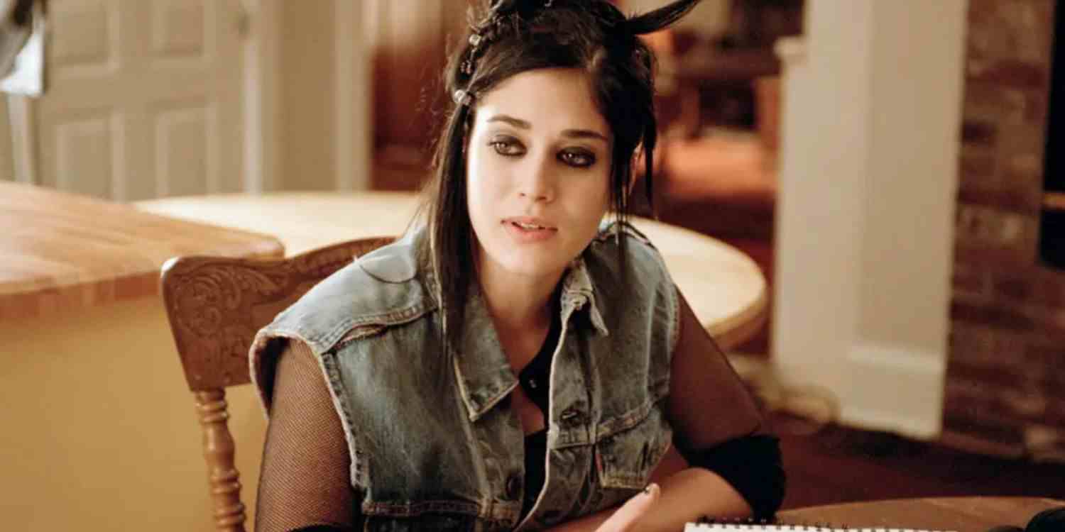 Janis (Lizzy Caplan), Mean Girls'te mutfak masasında oturuyor