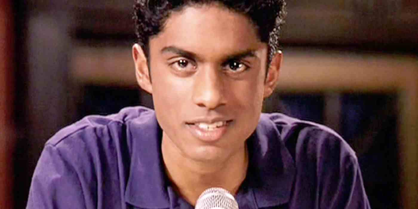   Mean Girls'te mikrofonlu Kevin G (Rajiv Surendra)