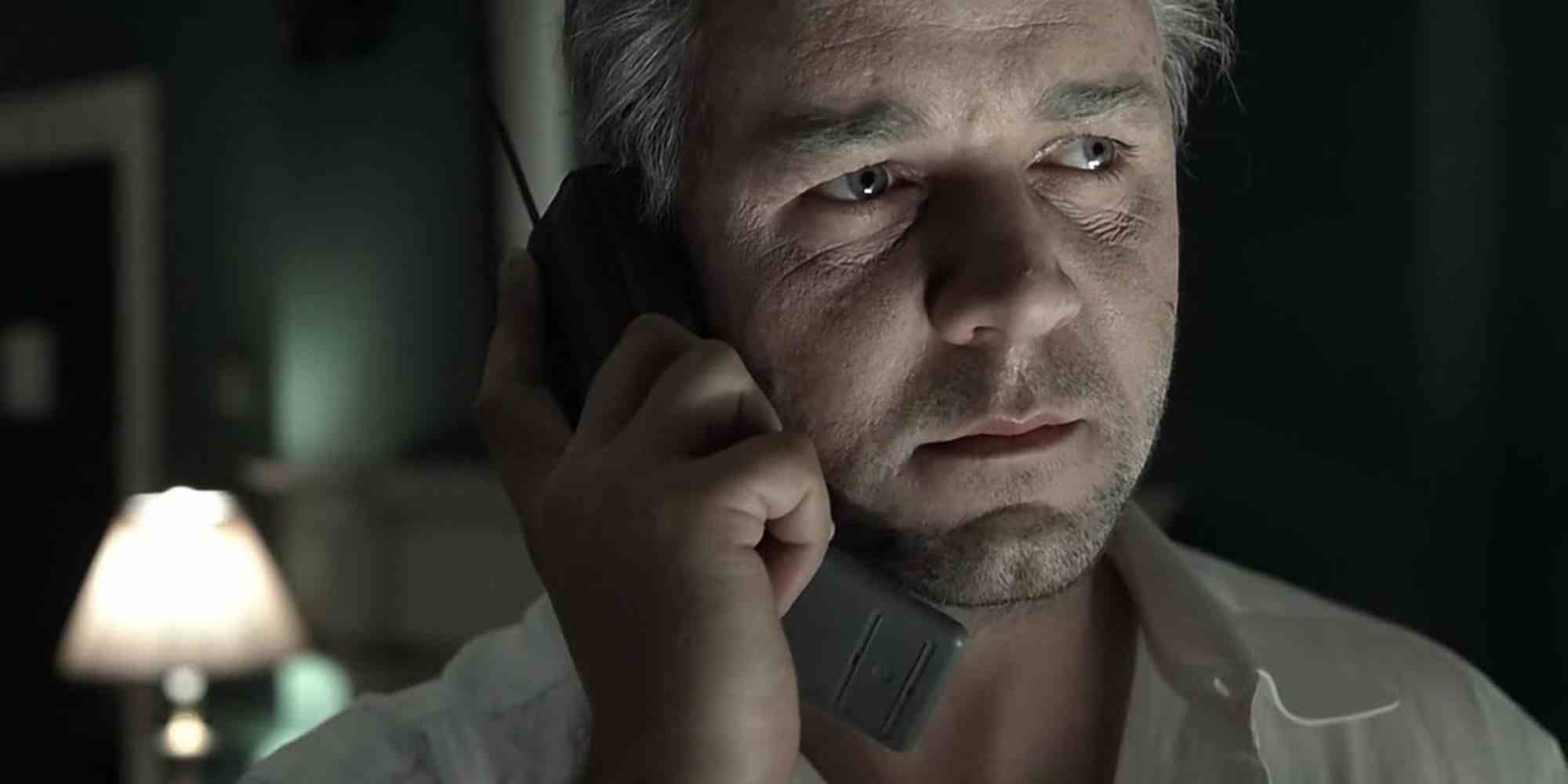 The Insider'da Russell Crowe cep telefonunu yüzüne tutuyor