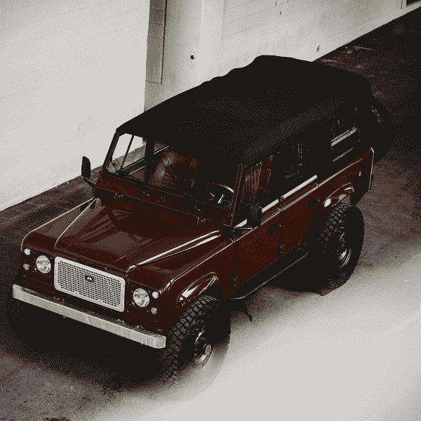 Jeep Wrangler'ı temel alan Land Rover Defender, bir LT1 V8 motor ve Kevlar kaplı bir gövde aldı