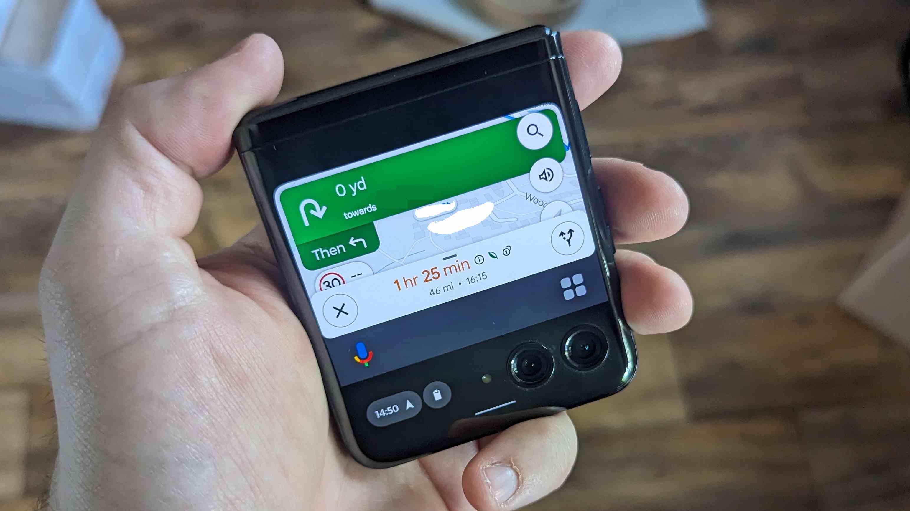 motorola razr plus google haritalarını gösteren kapak ekranı