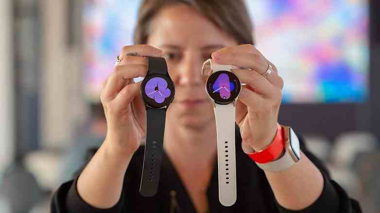 Samsung Galaxy Watch 6 ve 5 yan yana tutuluyor