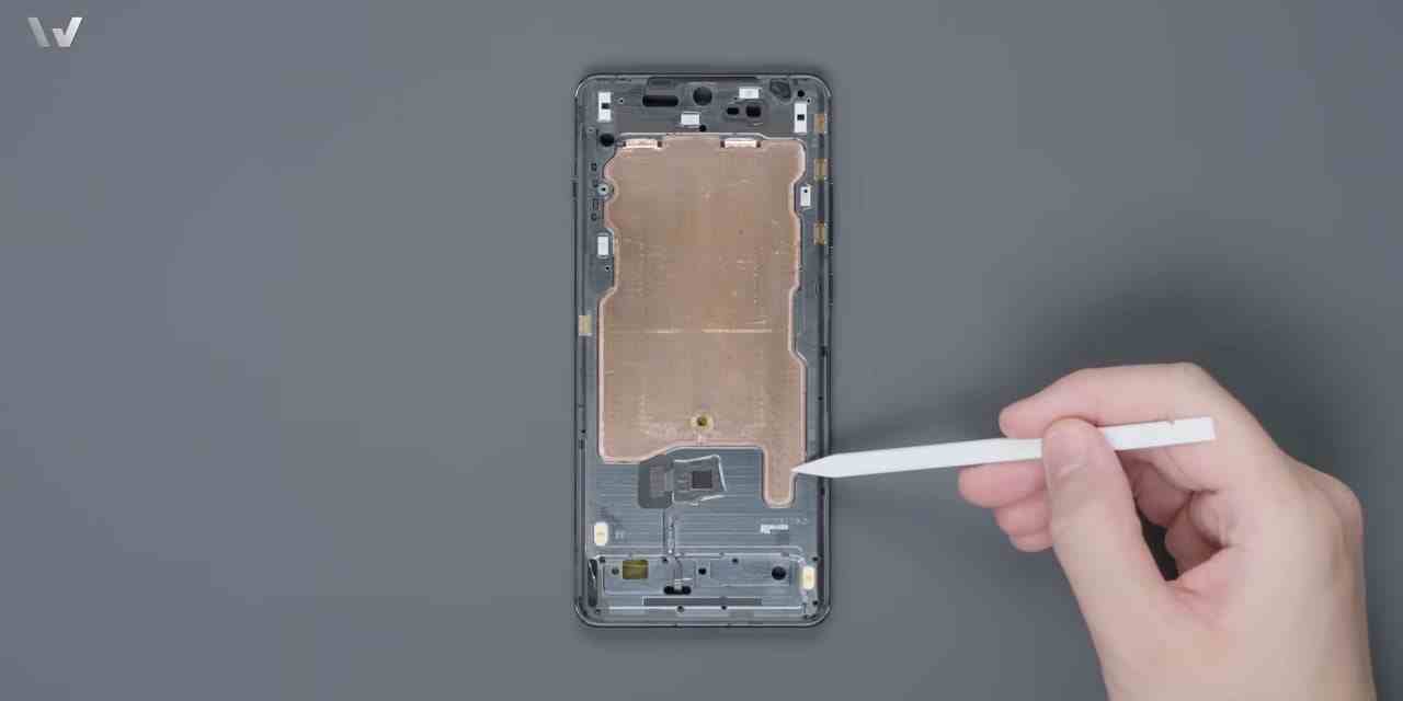 OnePlus 12'nin sökülmesi, çoğu akıllı telefona rakip olan büyük soğutma odasını ortaya çıkarıyor