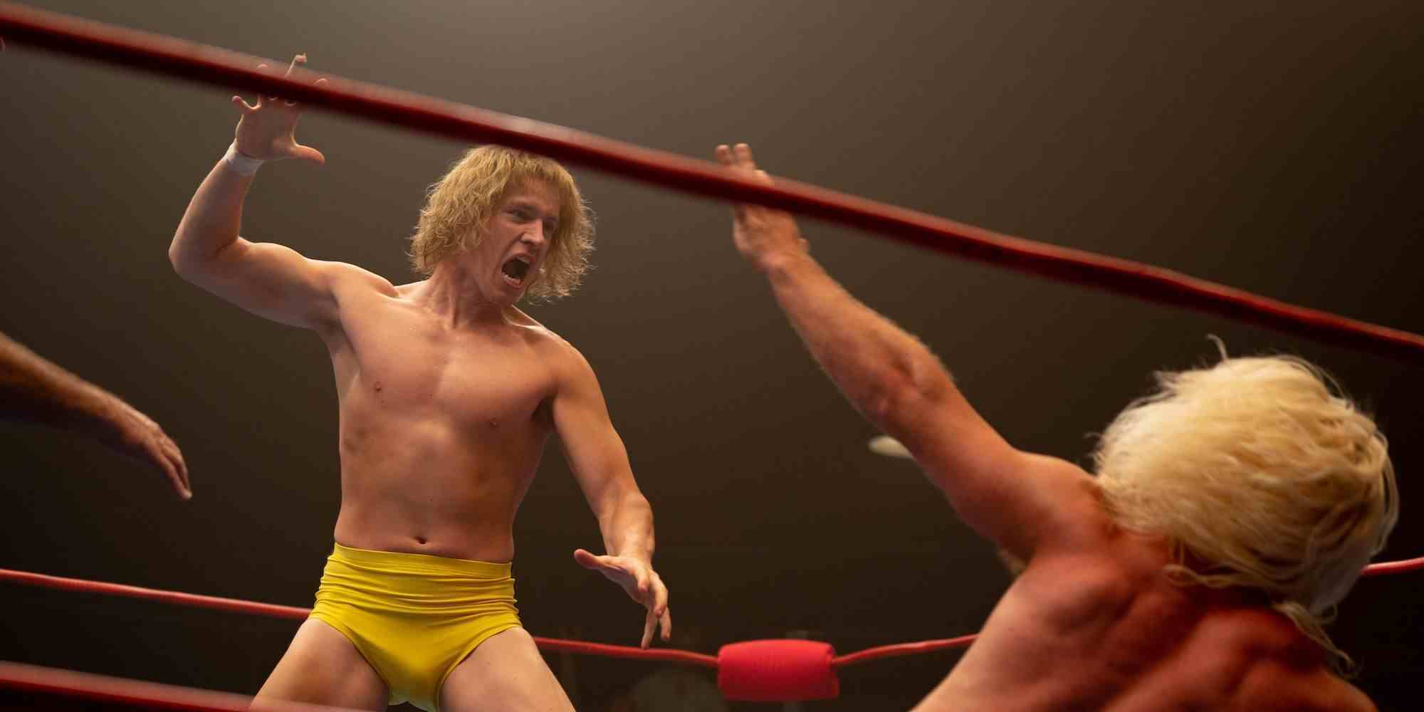 David Von Erich, The Iron Claw'da ringde bir güreşçiyle dövüşüyor