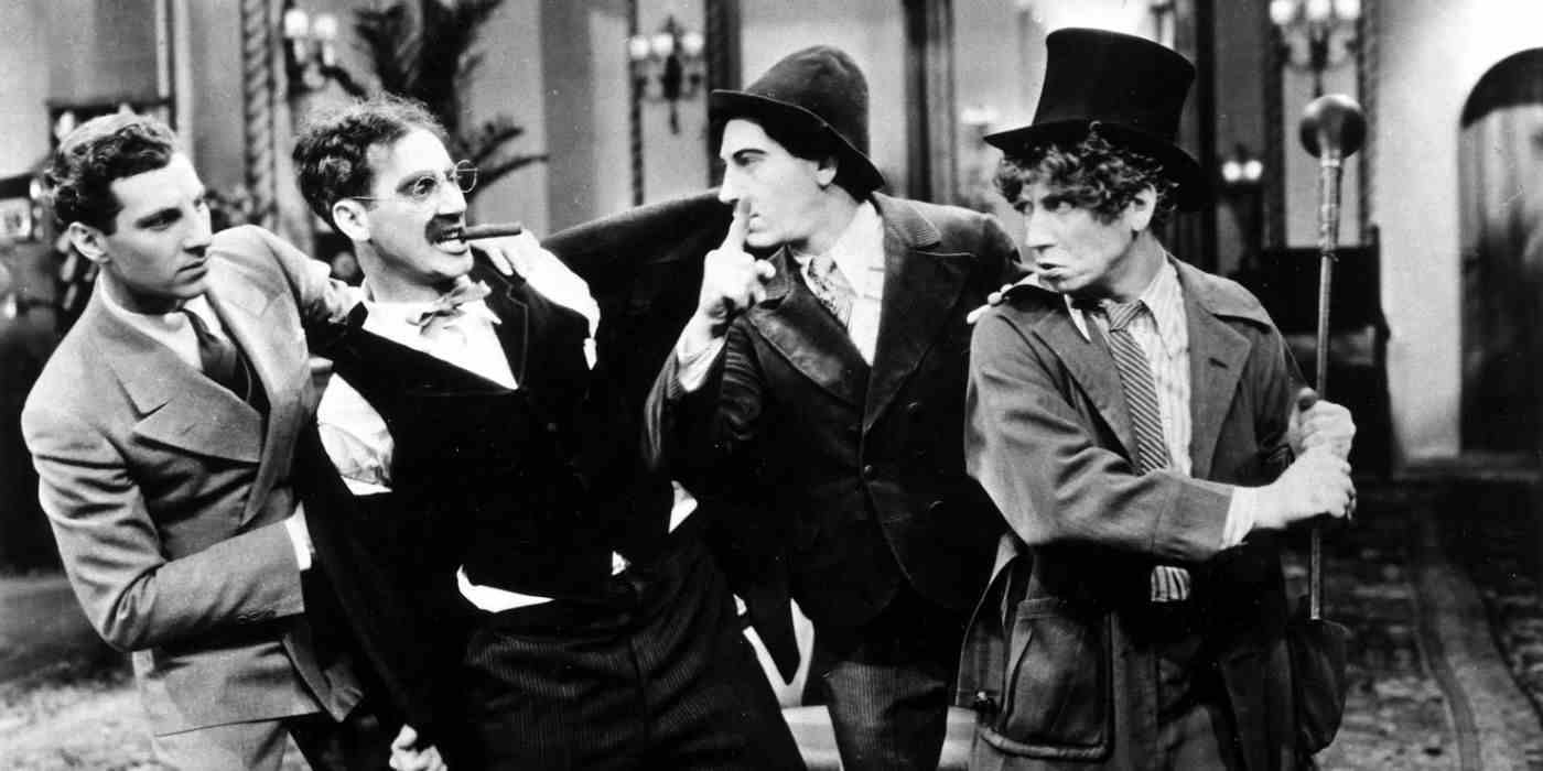 zippo groucho chico ve harpo marx aynı hizada durup birbirleriyle kavga ediyorlar