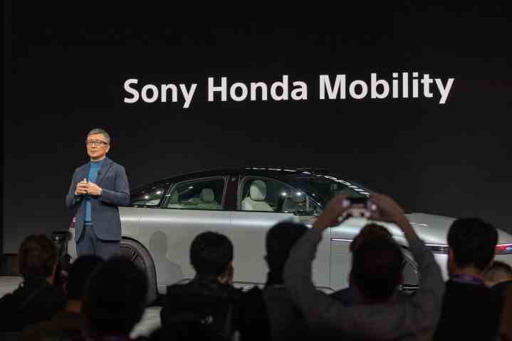 Sony Honda Mobility Inc.'in temsilci direktörü, başkanı ve CEO'su Yasuhide Mizuno, Afeela EV'yi tanıtıyor.