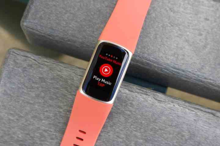 Fitbit Charge 6'daki YouTube Music kontrolleri.