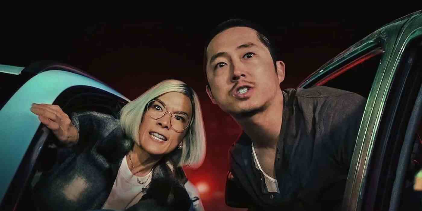 Beef'teki Danny (Steven Yeun) ve Amy (Ali Wong) arabalarından dışarı doğru eğiliyorlar.