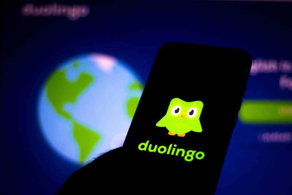 Bu fotoğraf illüstrasyonunda bir akıllı telefonda görüntülenen Duolingo logosu görülüyor.