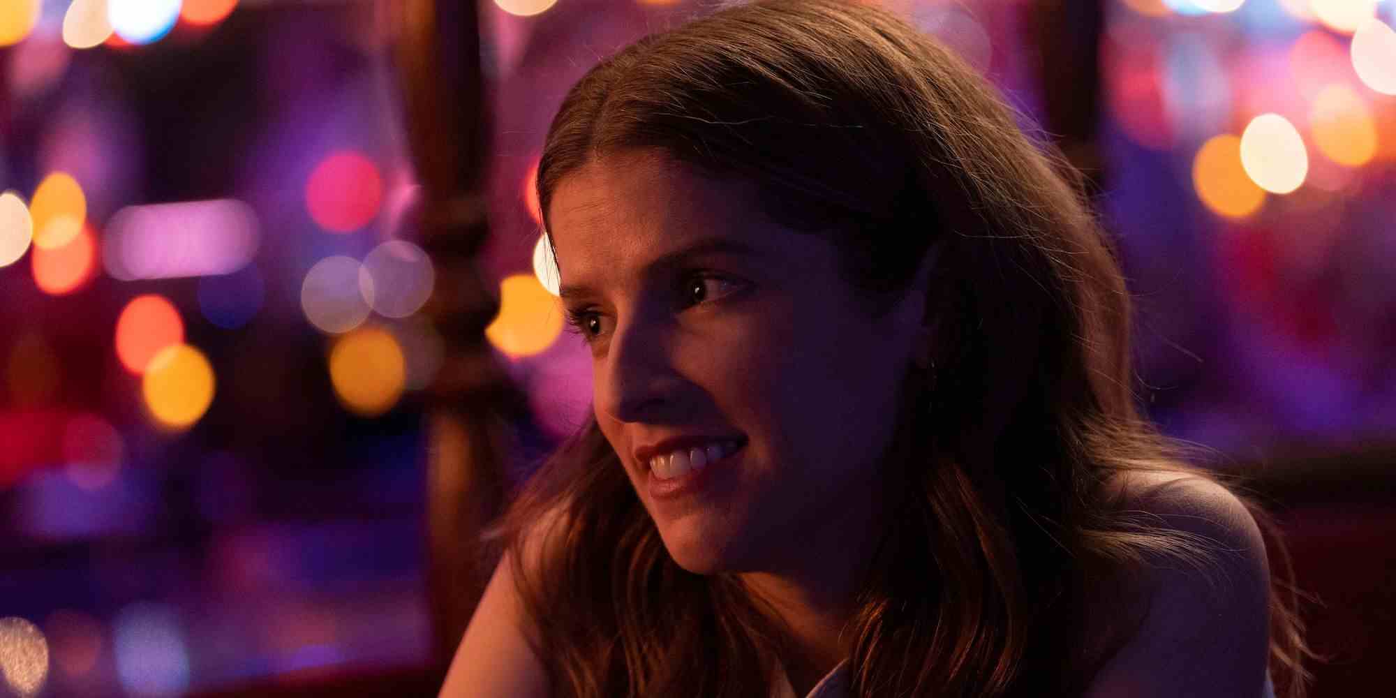 Anna Kendrick, Self Reliance'da Jake Johnson'a gülümsüyor