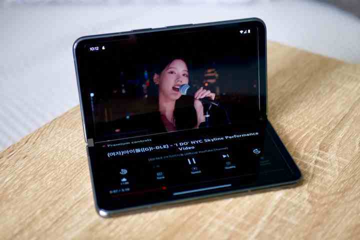 Google Pixel Fold'da ekran yarı açık şekilde oynatılan bir video.