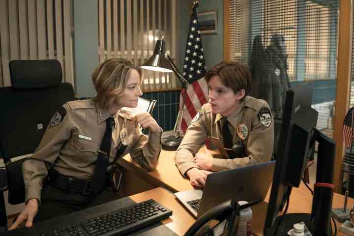 Jodie Foster, True Detective: Night Country'de Finn Bennet'in karşısında oturuyor.