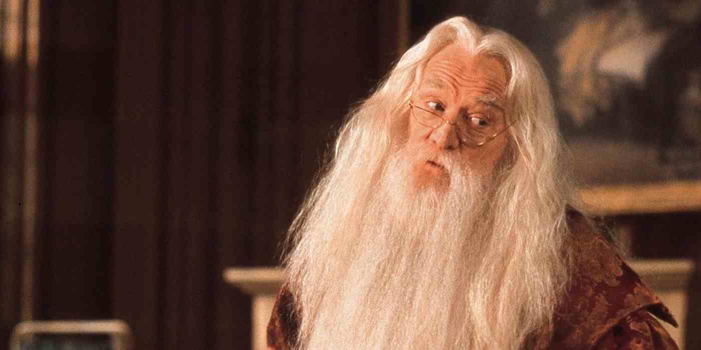 Richard Harris, Harry Potter ve Felsefe Taşı'nda Dumbledore rolünde Hastane Kanadı'nda Harry'ye bakıyor
