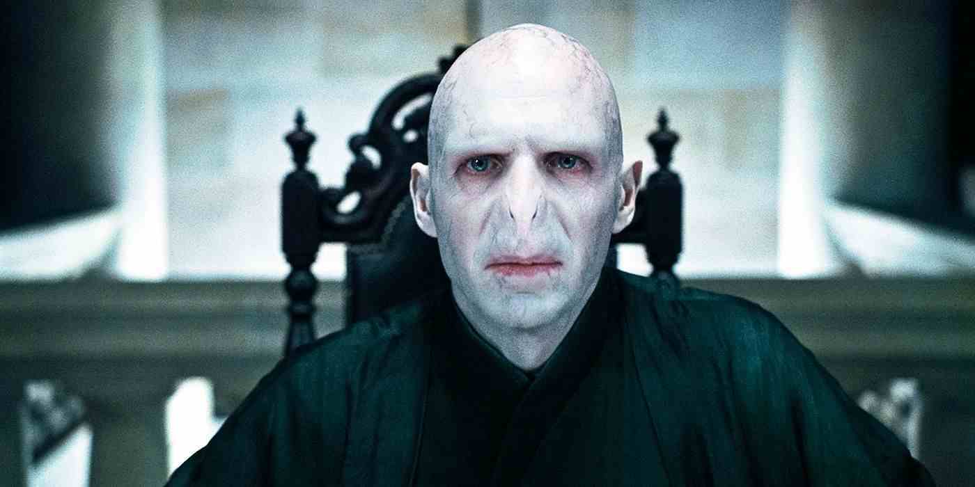 Lord Voldemort, Harry Potter ve Ölüm Yadigarları'nda Ölüm Yiyenleriyle Oturuyor: Bölüm 1