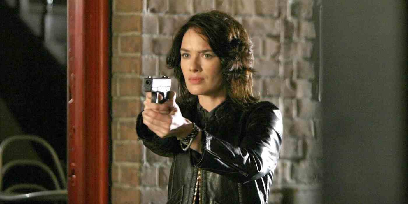 The Sarah Connor Chronicles'da Sarah Connor'ın elinde silah tutan Lena Headey