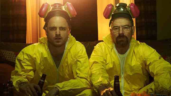 Breaking Bad'den Jesse ve Walt tehlikeli madde kıyafetleri giymiş bira içerken.