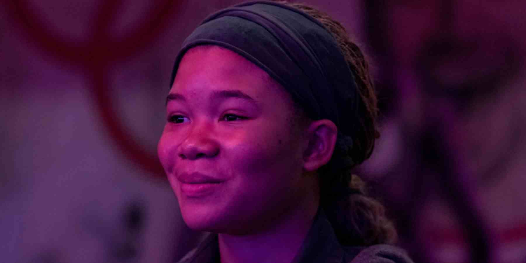 Storm Reid, The Last of Us 1. sezon 7. bölümde mor ışıkta Riley rolünde