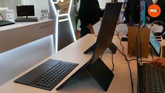 Asus Zenbook Duo önizleme 05 aşağı açılır stand