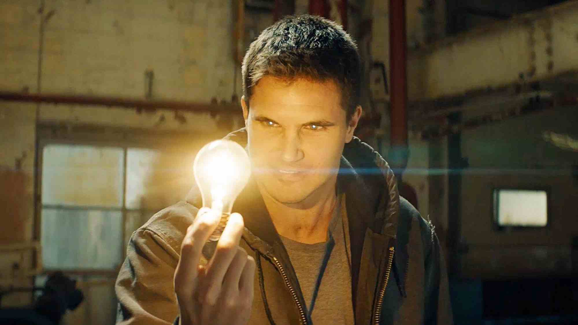 Robbie Amell Kod 8'de