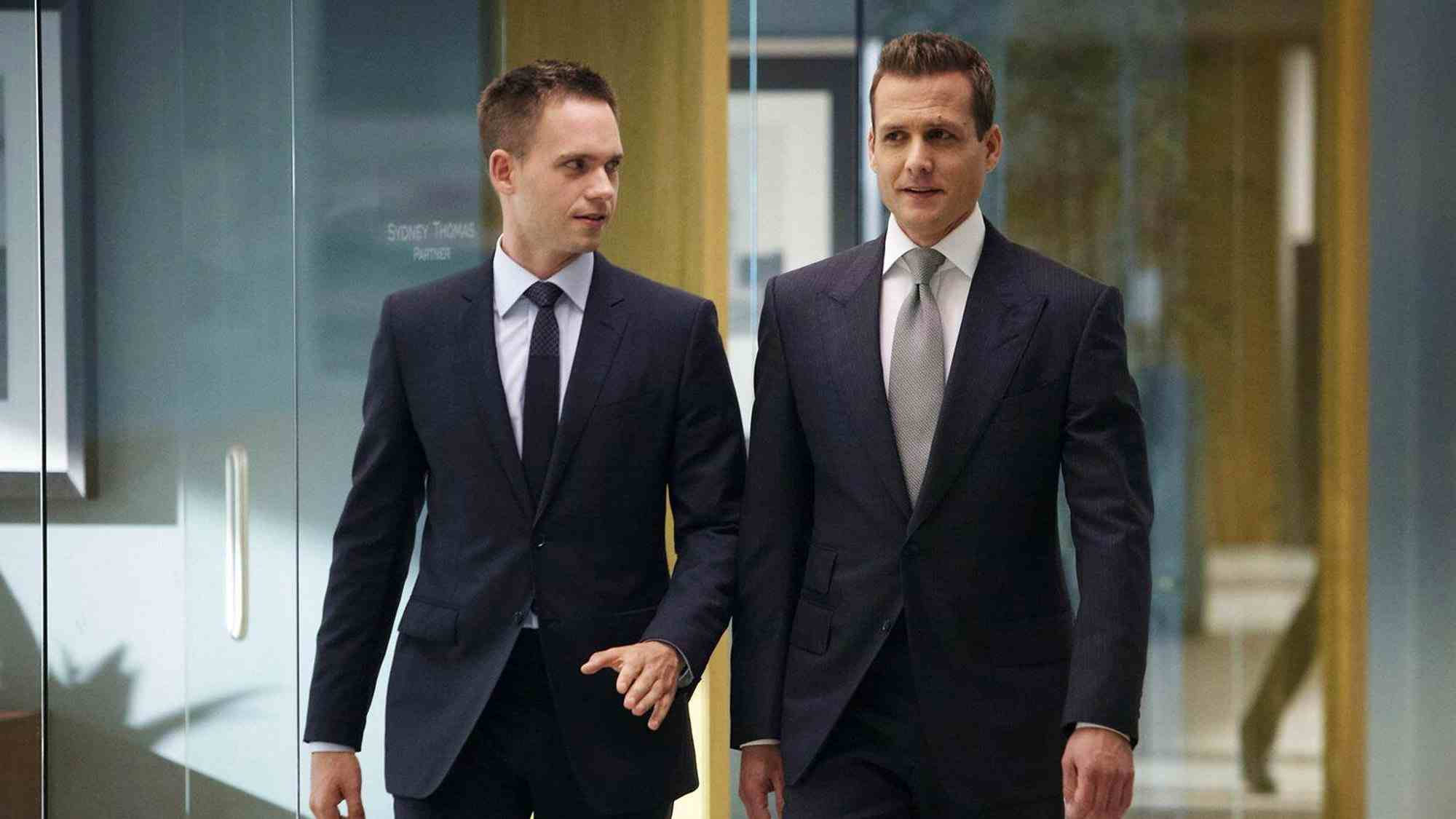 Takım Elbiseli Patrick J. Adams ve Gabriel Macht