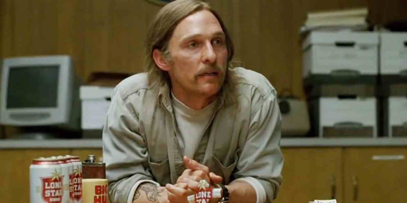 True Detective'in 1. sezonunda Rust Cohle rolünde uzun saçlı ve bıyıklı Matthew McConaghey