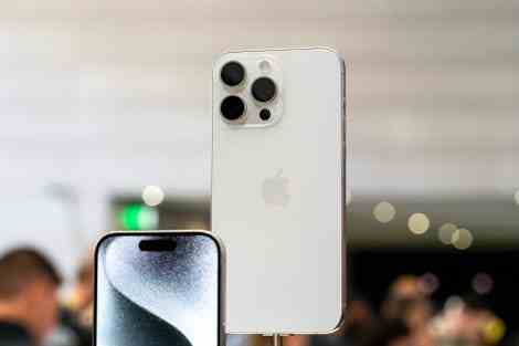 iPhone 15 Pro Max'i tutan el