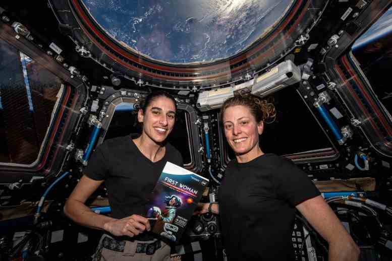 Expedition 70 Uçuş Mühendisleri Jasmin Moghbeli ve Loral O'Hara Cupola