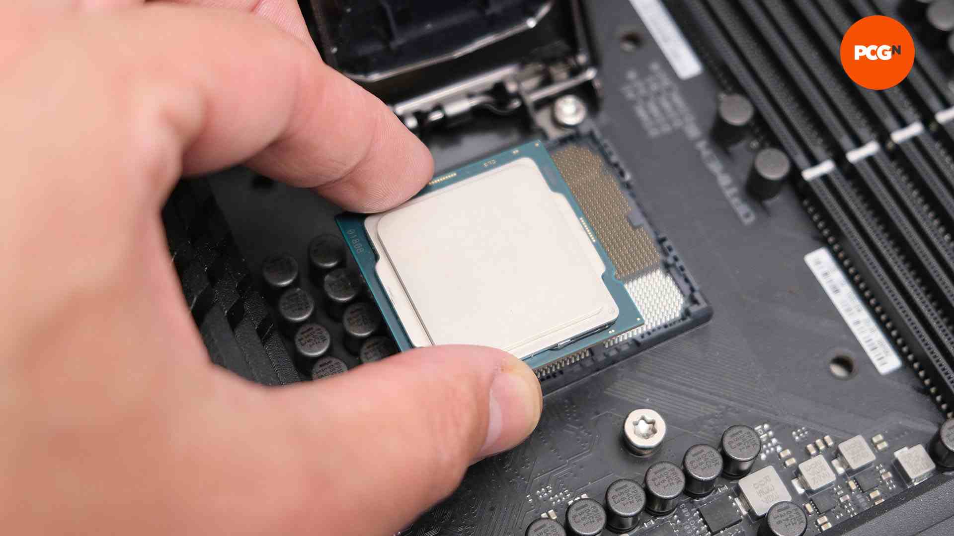 Bükülmüş CPU pinleri nasıl düzeltilir: CPU'yu dikkatli bir şekilde takın