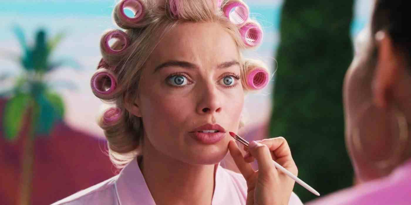 Barbie (Margot Robbie) makyajını yapıyor ve Barbie'nin içinde endişeli görünüyor.