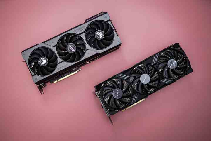 İki RTX 4070 Ti Super grafik kartı yan yana oturuyor.