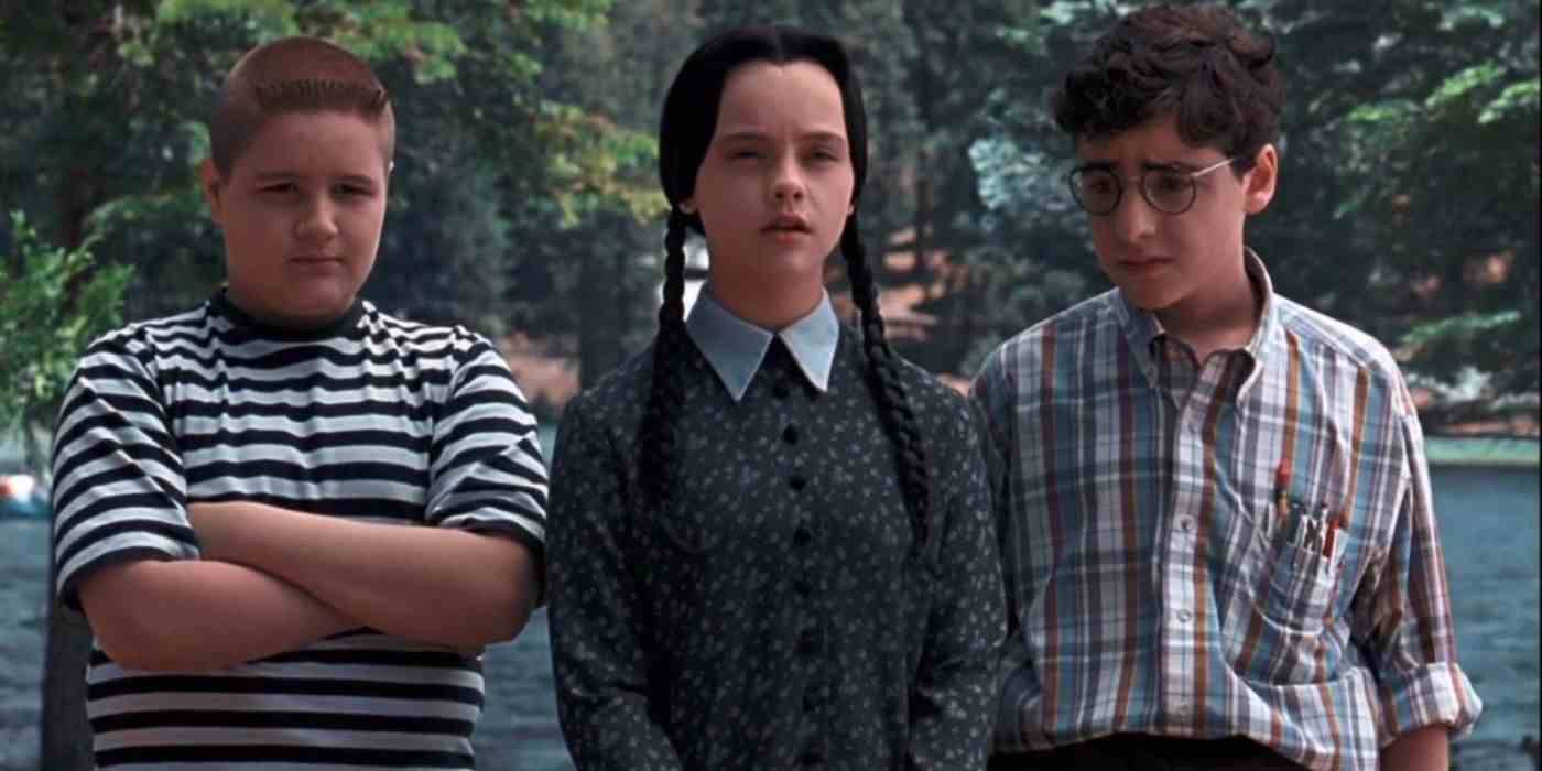 Pugsley, Çarşamba ve Joel, Addams Aile Değerleri'ndeki Camp Chippewa'da Ciddi Görünüyor