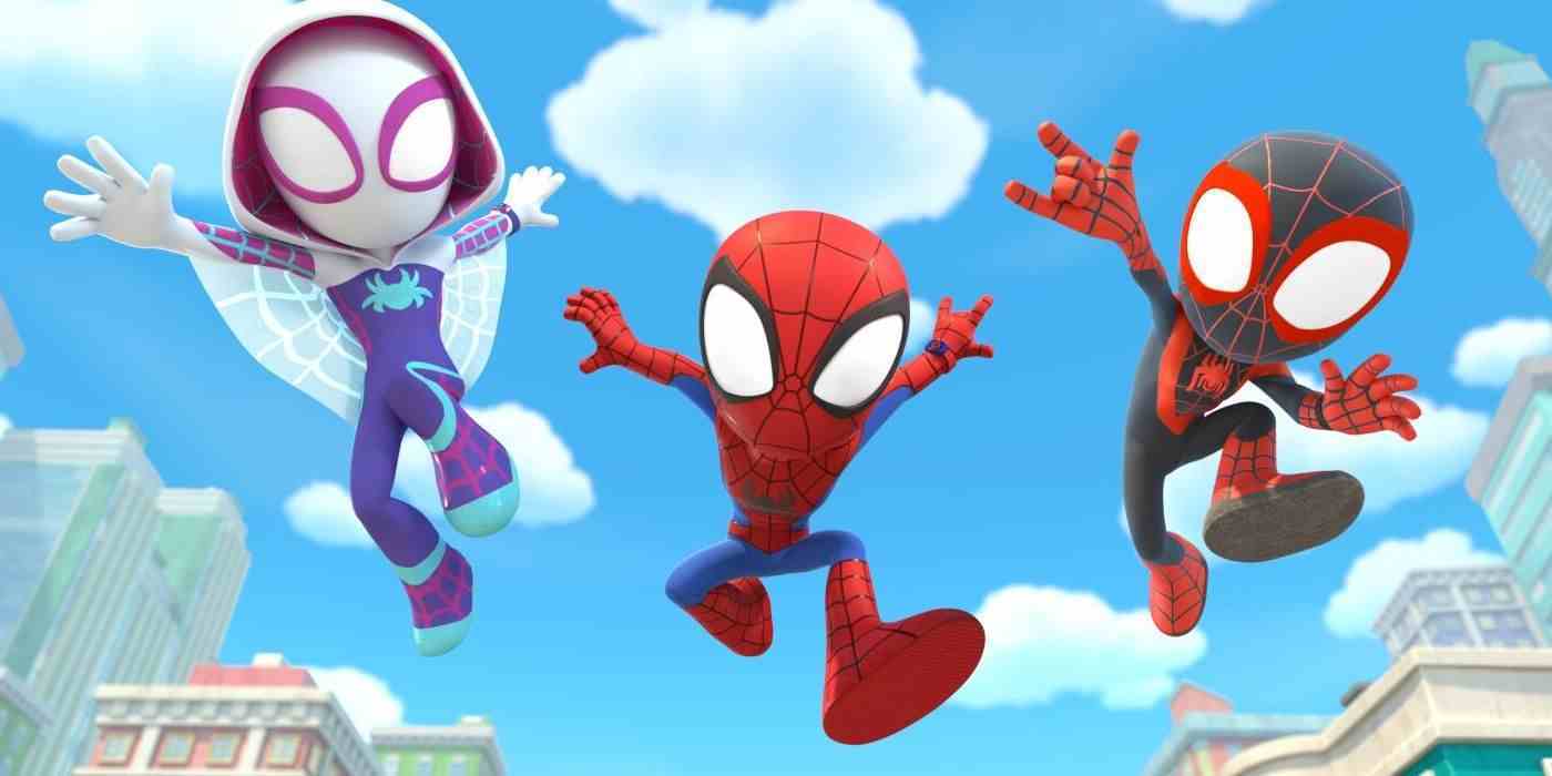 Animasyonlu Disney dizisi Spidey and His Amazing Friends'te Hayalet, Örümcek Adam ve Spin havada zıplıyor