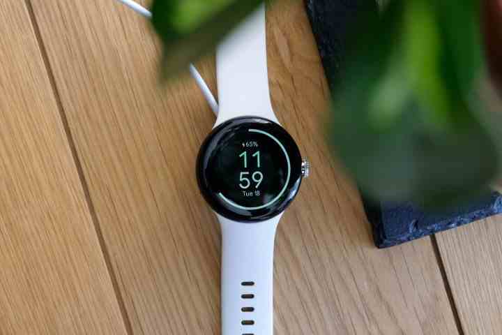 Google Pixel Watch şarjda.