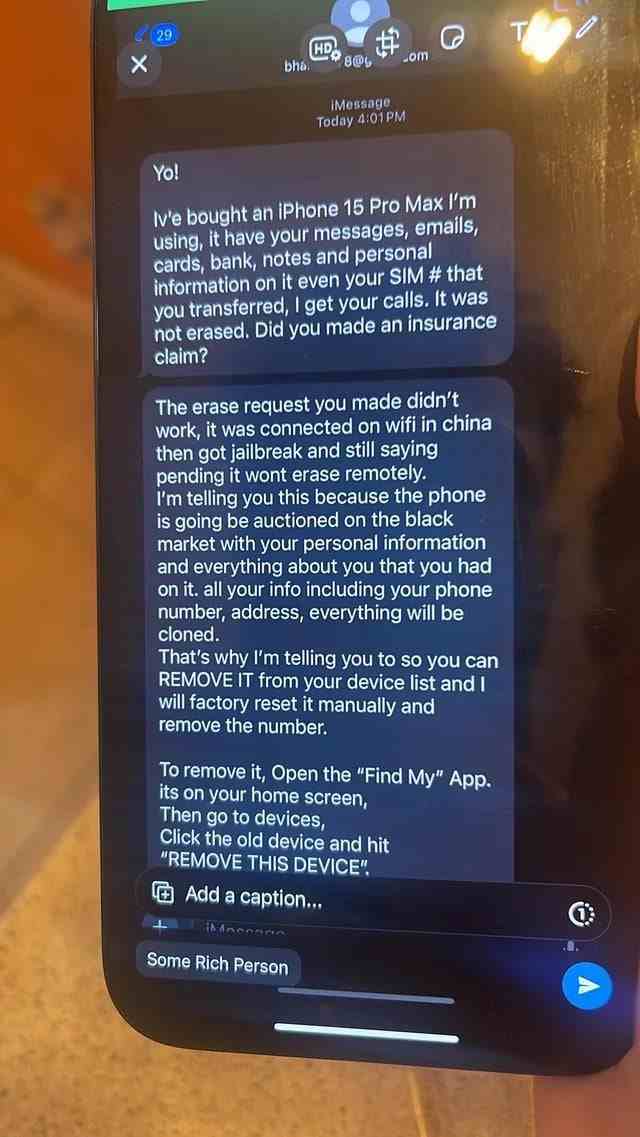 Hırsız, iPhone'unu çaldırdıktan sonra kurbana bir mesaj göndererek Bul uygulamasını devre dışı bırakmasını istiyor.  YAPMAYIN!  - Hırsız iPhone'u çalar ve kurbana mesaj atarak onu Bul uygulamasını devre dışı bırakması için kandırmaya çalışır